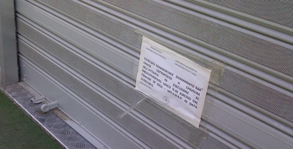 Mancano i documenti, imposta la chiusura temporanea a due esercizi commerciali: c'è anche un bar - 