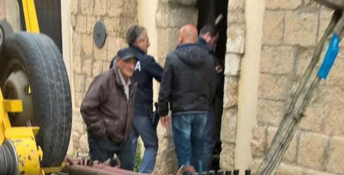 Componenti di un'auto finiti in un palazzo storico, verifiche della polizia - 