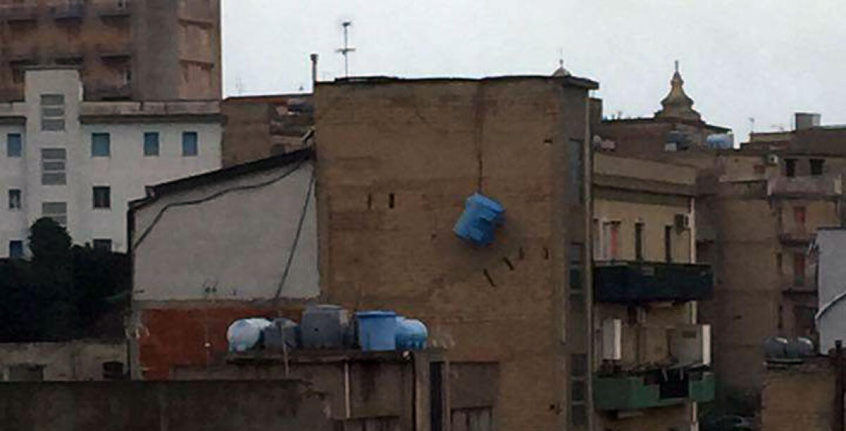 Il maltempo imperversa in città, serbatoio "vola" da un terrazzo - 