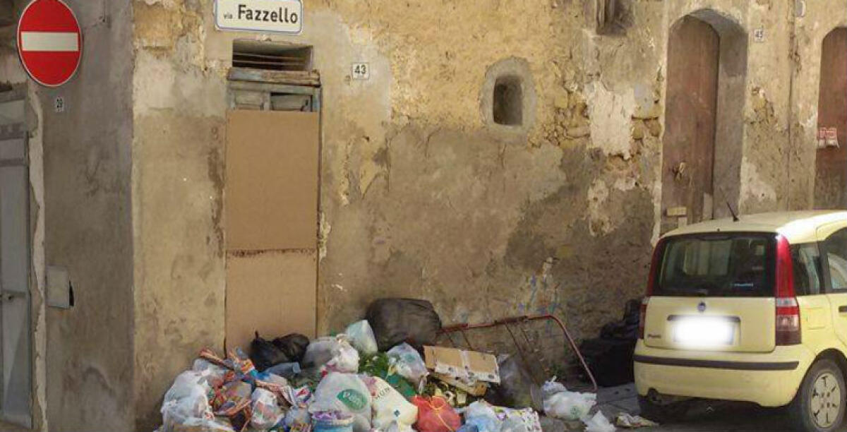 La discarica di via Fazzello, rifiuti in strada a poca distanza da decine di abitazioni - 
