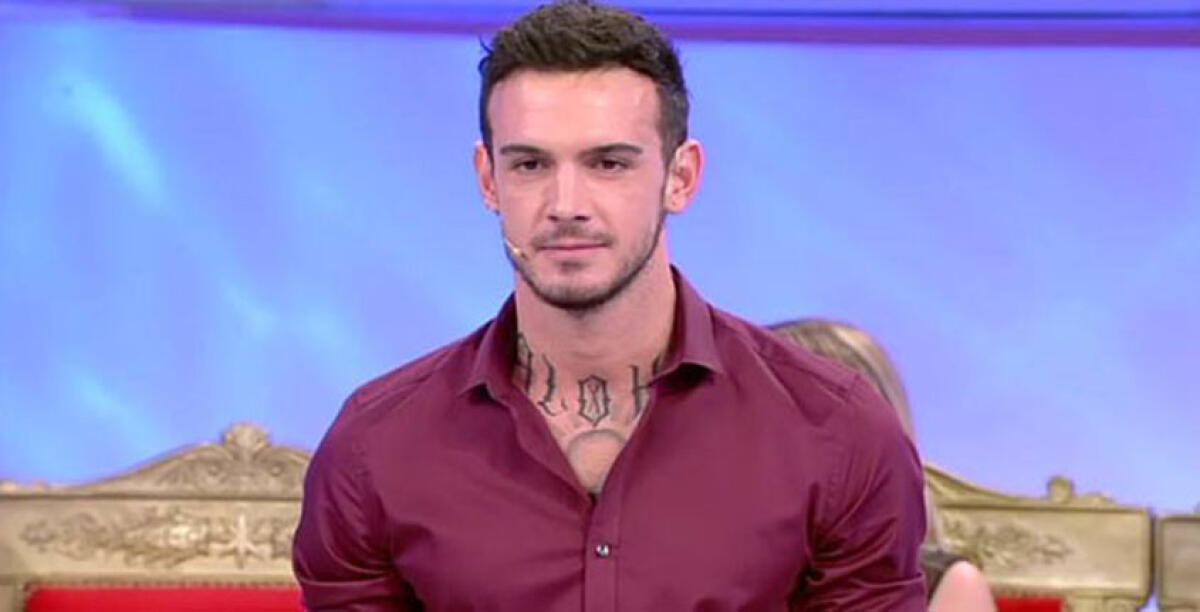 Lucas arriva da "Mito's", il tronista incontra le sue fan e festeggia il new look del negozio -