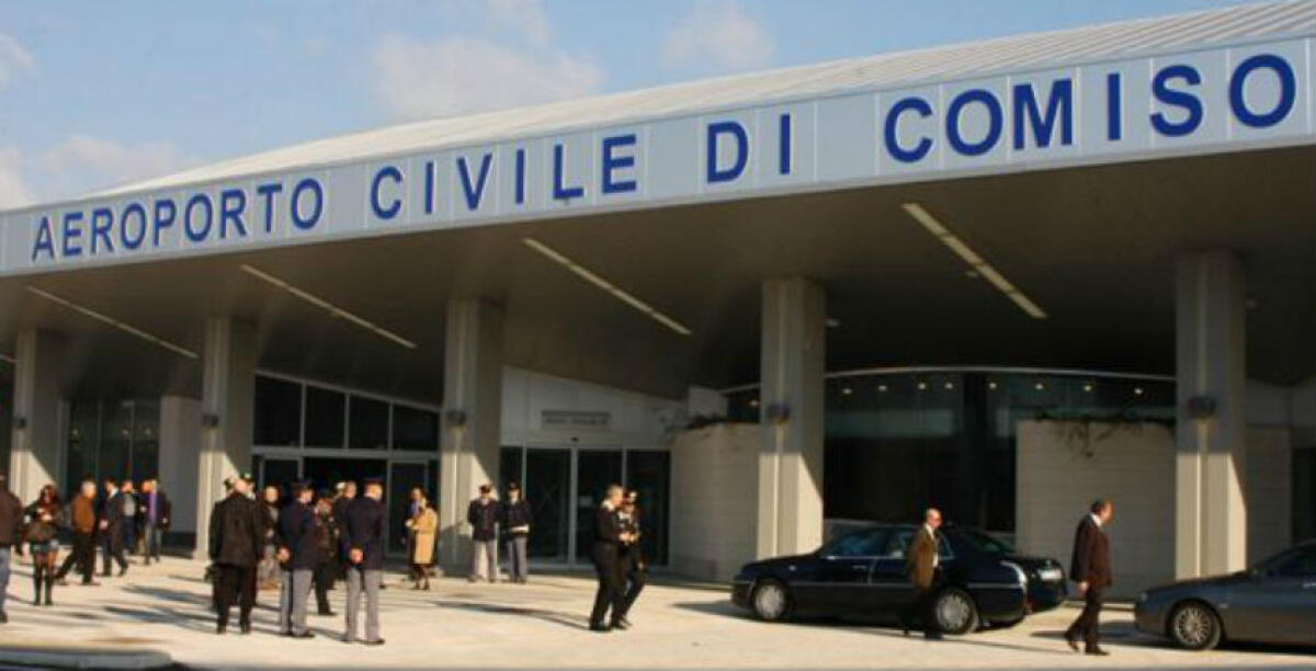In partenza per Londra ma con un tirapugni in tasca, denunciato un ventunenne: fermato a Comiso - 