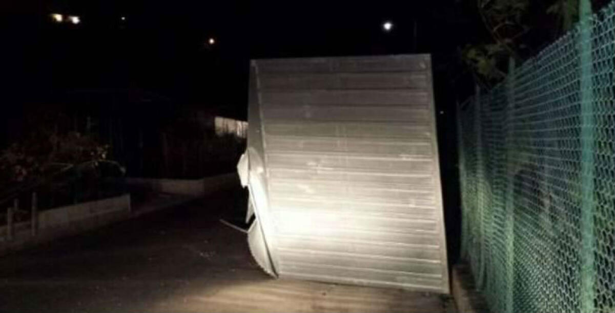 Il vento continua a provocare conseguenze, i vigili del fuoco in via Legnano: lastre in bilico - 