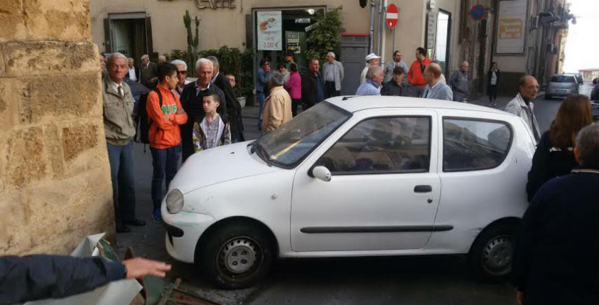 Paura in centro storico, donna perde il controllo dell'auto e investe quattro persone - 