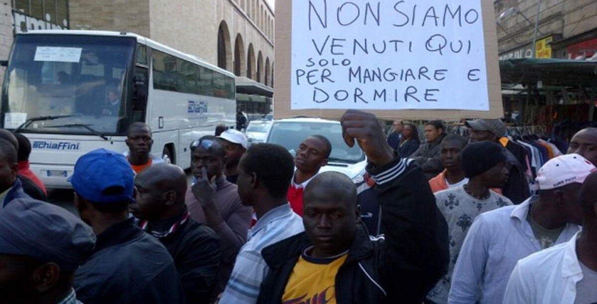 Forza Nuova: "Soldi e telefonini ai migranti, una offesa alle famiglie senza reddito" - 