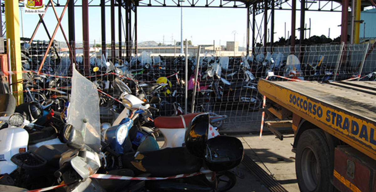 Stavano rubando uno scooter da autorimessa, denunciati due giovani - 