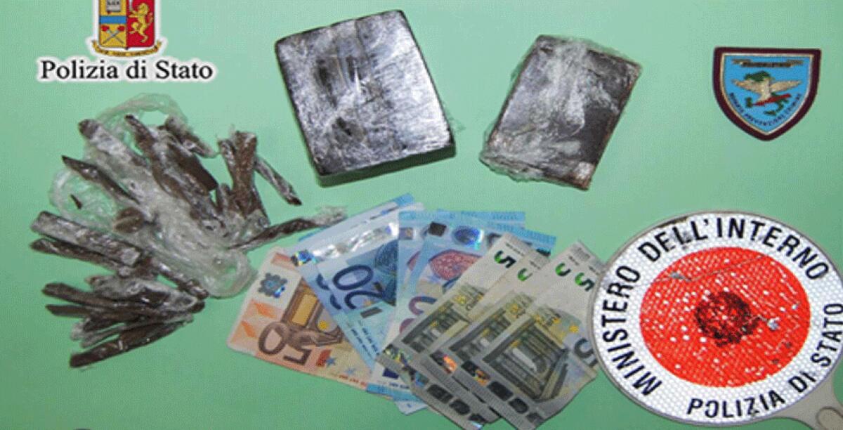 Spacciava hashish in centro, arrestato 17enne: a casa trovati 700 grammi  di "fumo" - 