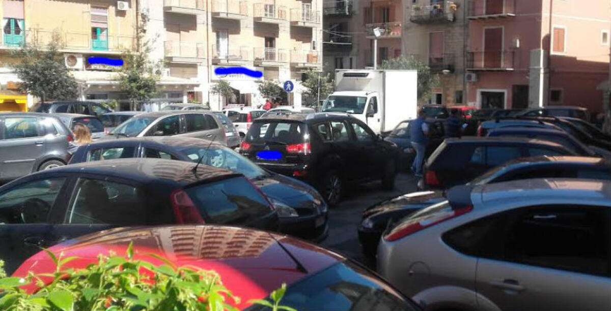 Aree pedonali trasformate in parcheggi per decine di auto, "mobilità da terzo mondo!" - 