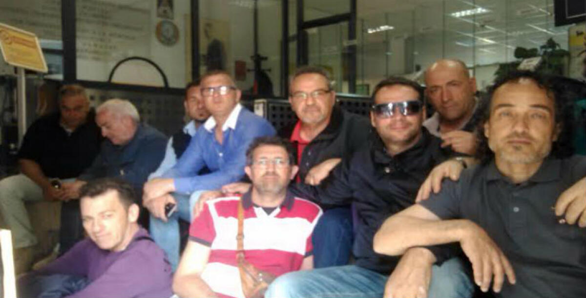 Pagamenti che tardano e tagli in vista, gli operai della Sudelettra entrano negli uffici Eni - 