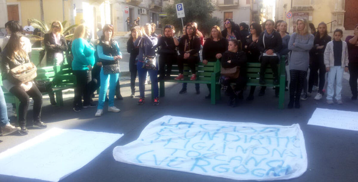 Degrado e sporcizia tra le case popolari, dopo 5 anni macerie non rimosse dallo Iacp - 