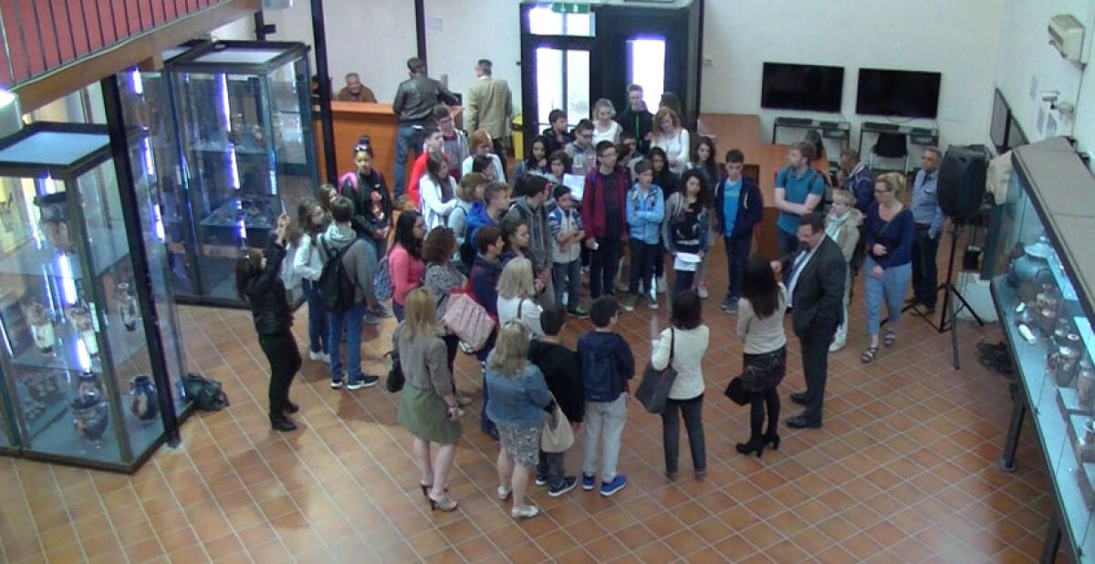 Due studentesse guide al museo per giovani provenienti da Germania, Lituania, Portogallo e Polonia - 