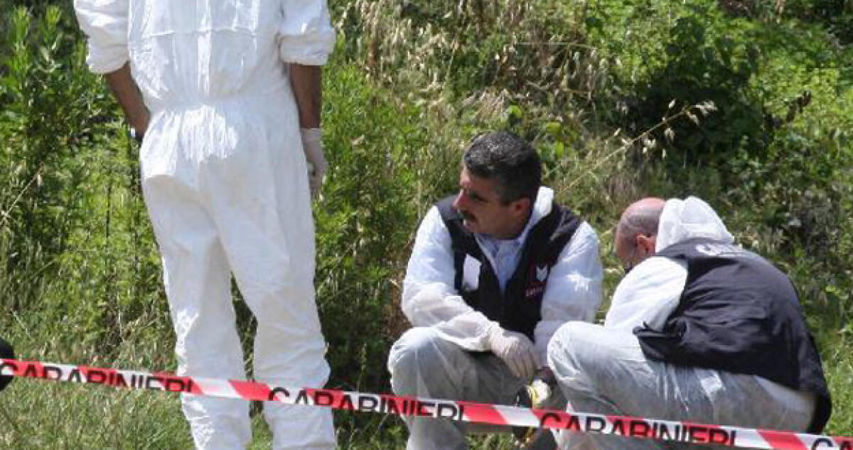 Le operazioni di recupero del cadavere della donna ritrovato sul lungomare - 
