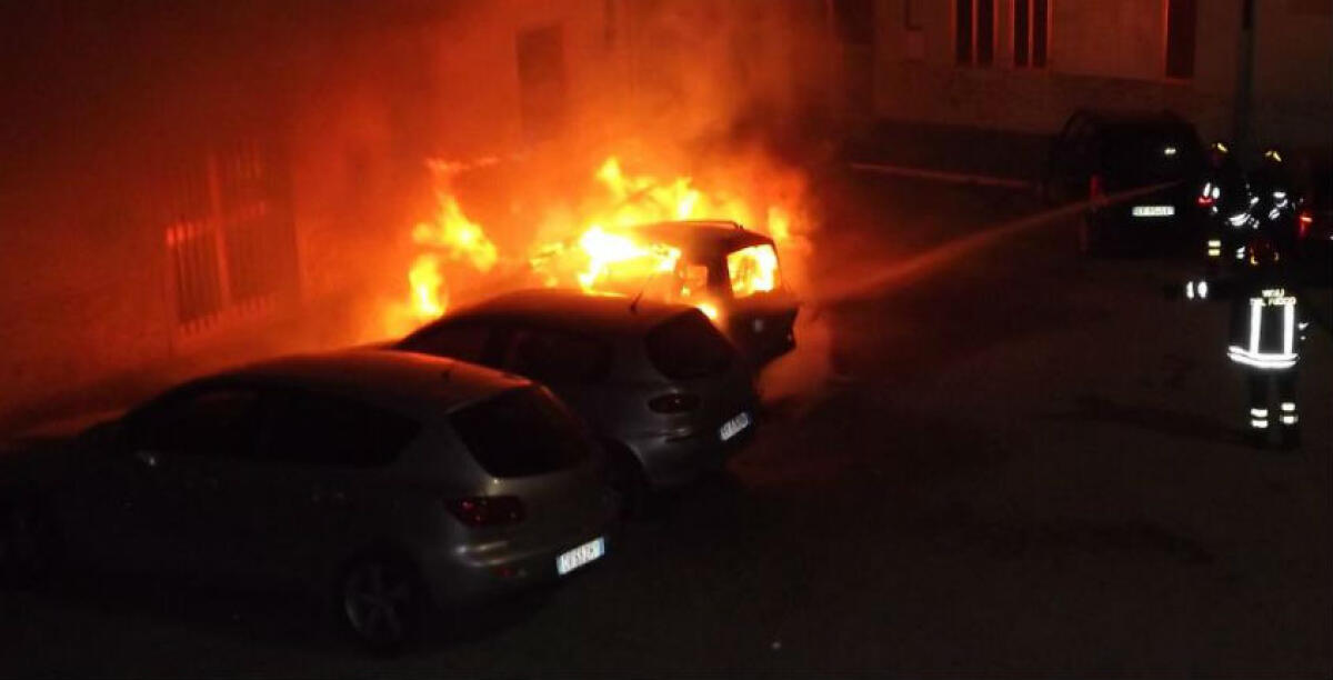 Incendiari in azione nella notte in via Diomede, distrutte due autovetture - 