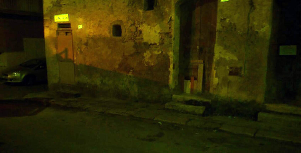 La Tekra rimuove i rifiuti e dopo un'ora via Fazzello è piena di immondizia - 