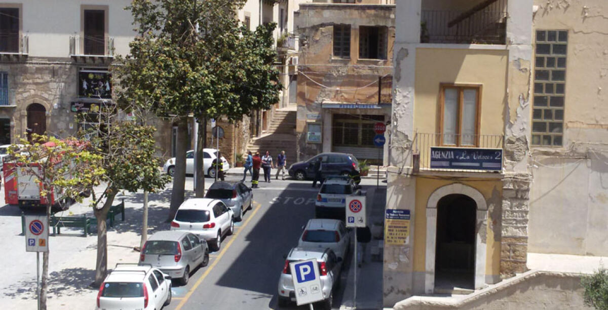 L'ex cinema Mastrosimone cade a pezzi, pesante cornicione sull'asfalto in pieno giorno - 