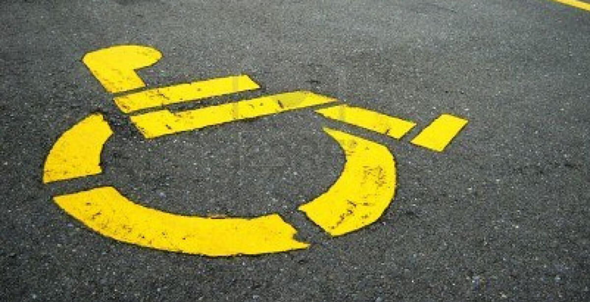 Trova il parcheggio occupato, disabile litiga con un automobilista e muore dopo poche ore per un malore - 