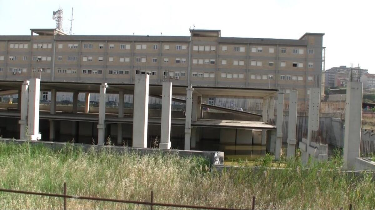 Messa in sicurezza l'area del rudere del centro commerciale ma rimane l'incompiuta - 