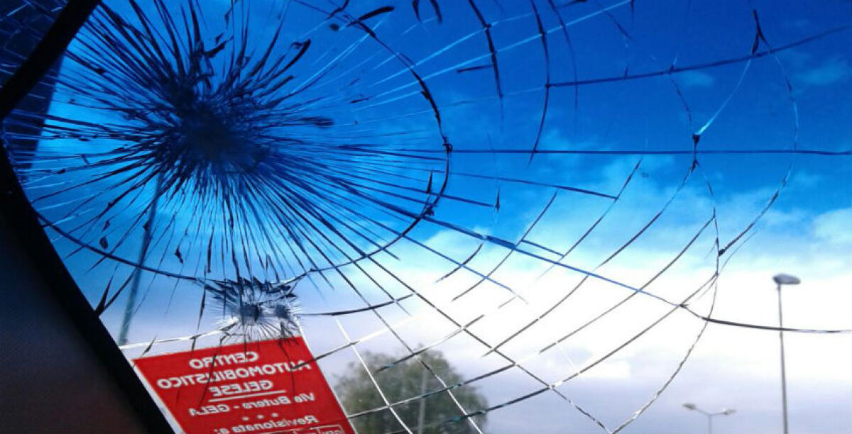 Pesanti sassi lanciati contro l'auto di un dipendente comunale, stava tornando in città -