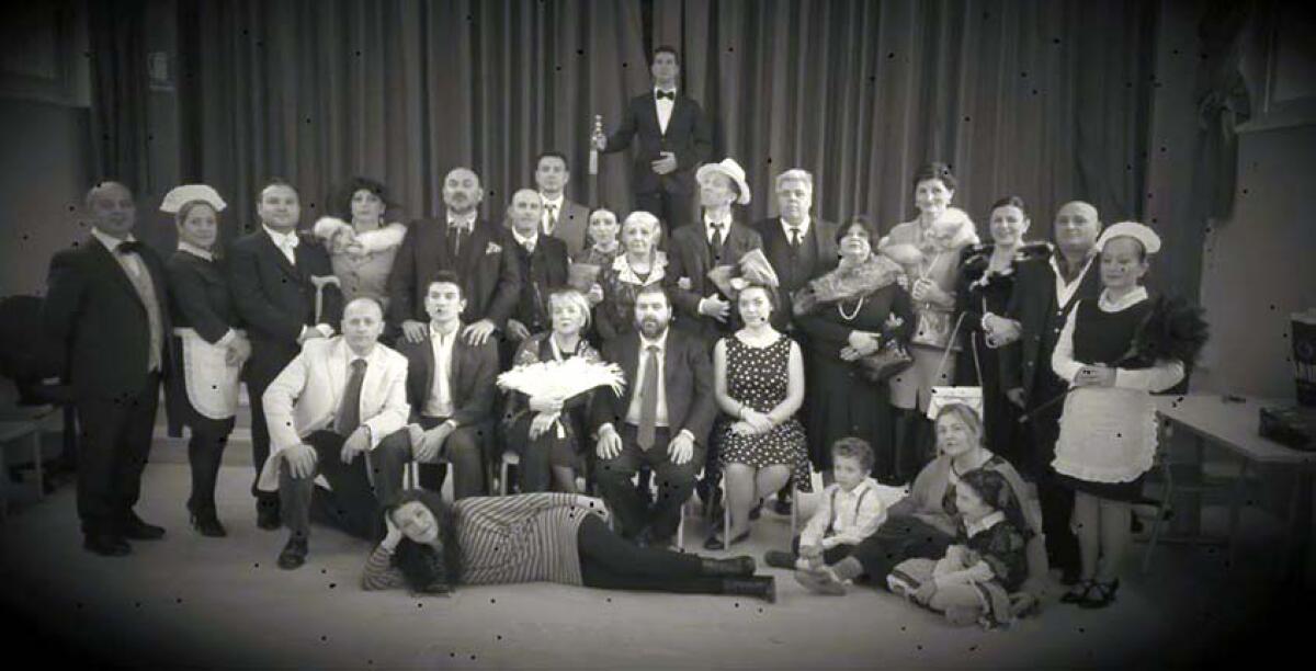 Attori per solidarietà: preside, docenti e alunni in scena per raccogliere soldi alle famiglie in difficoltà - 