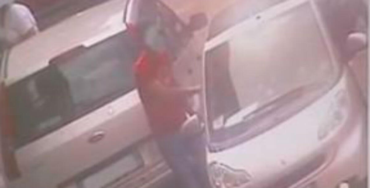 Il blitz "Parenti serpenti", i primi indagati andranno davanti al gup: cade la misura per Sciandrello - Una delle fasi di spaccio riprese dagli investigatori