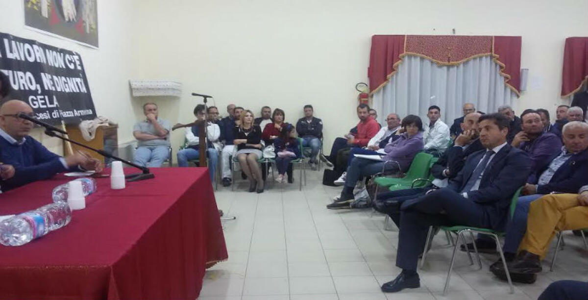 "Senza lavoro...non c'è dignità", tensione all'assemblea della Diocesi: la rabbia degli operai dell'indotto - 