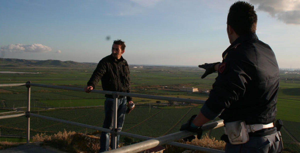 Disperato tenta di lanciarsi dalla torre del Castelluccio, ci aveva provato già cinque anni fa - 