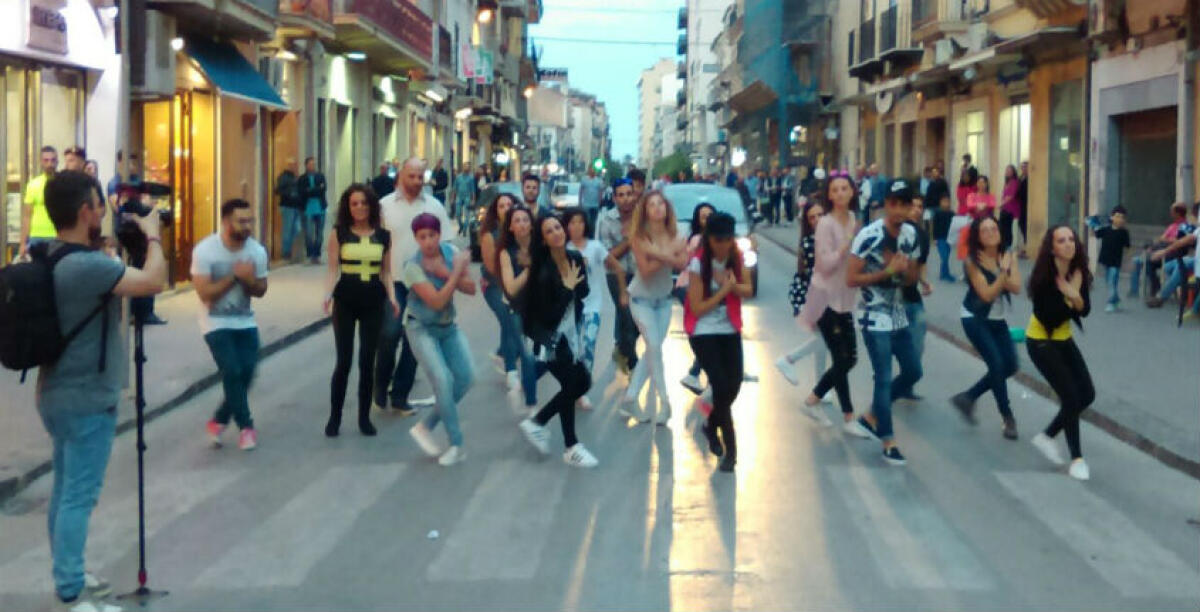Un flash mob in centro per dire no ai suicidi, tanti giovani hanno ballato sul corso principale - 