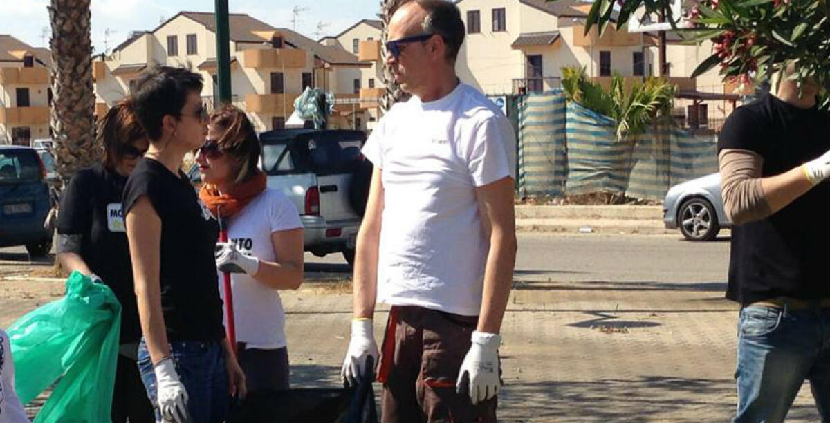 I grillini puliscono una piazza abbandonata ma scoppia la polemica: scontro con il vice sindaco - 