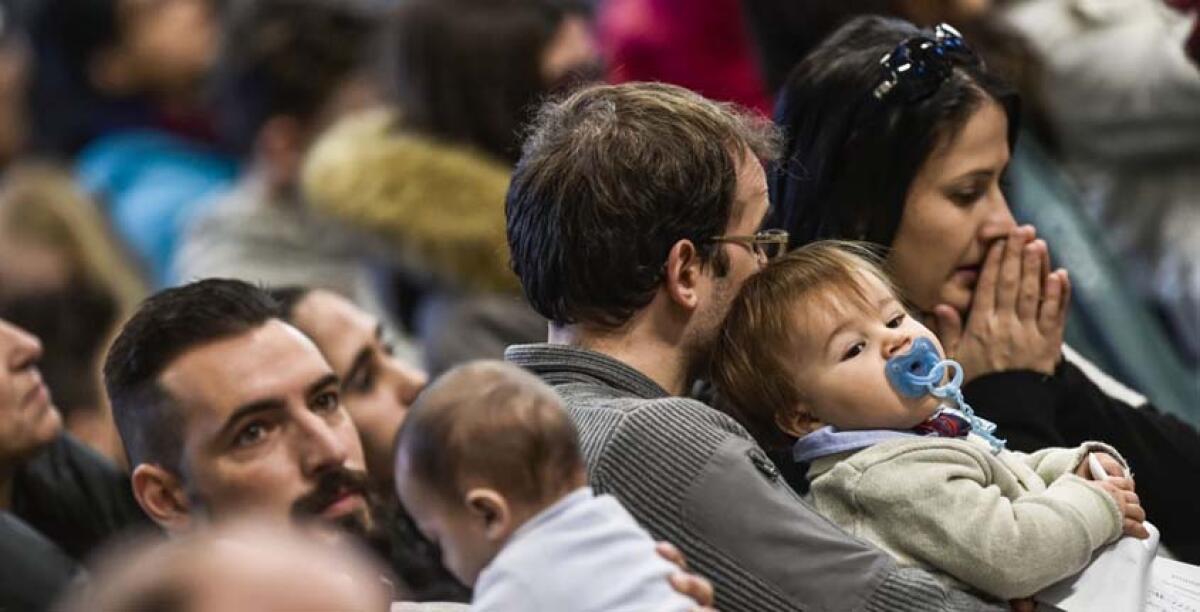 Giubileo cittadino delle famiglie, fedeli in processione verso la Porta Santa - 