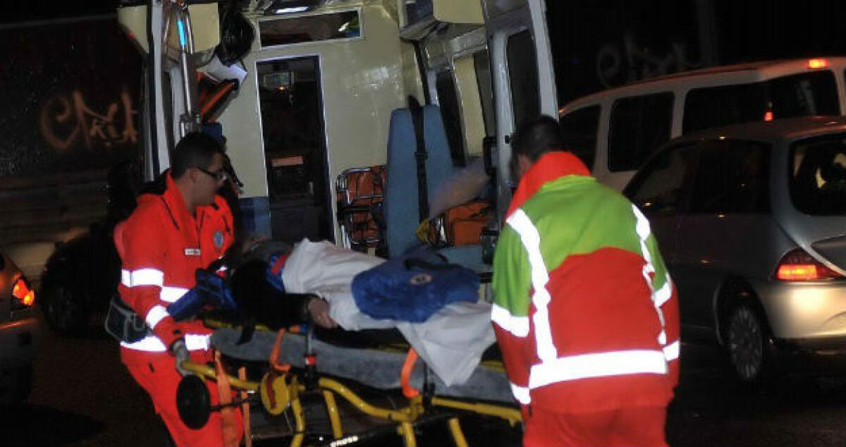 Infortunio domestico, 38enne ferito con un coltello alla mano e al polso - 