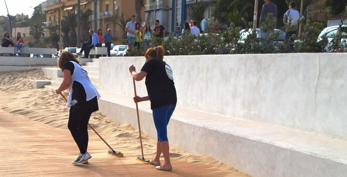 Accessi e passeggiata liberati dalla sabbia, gli attivisti del Movimento Cinque Stelle intervengono sul lungomare - 
