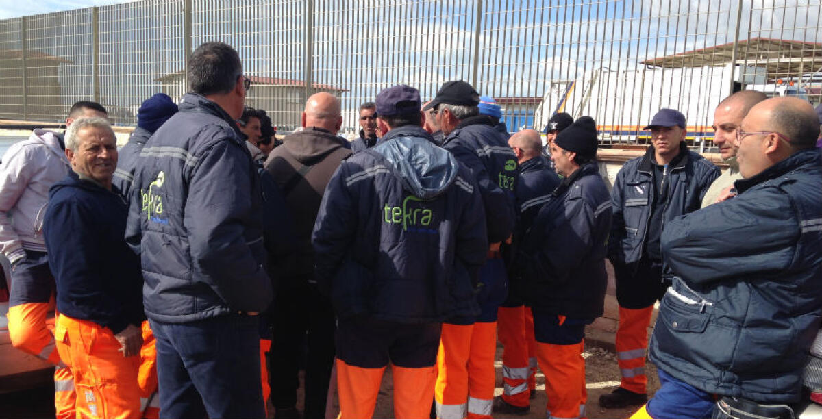 Lo sciopero degli operai Tekra, arriva la convocazione in prefettura: 496 mila euro all'azienda - 