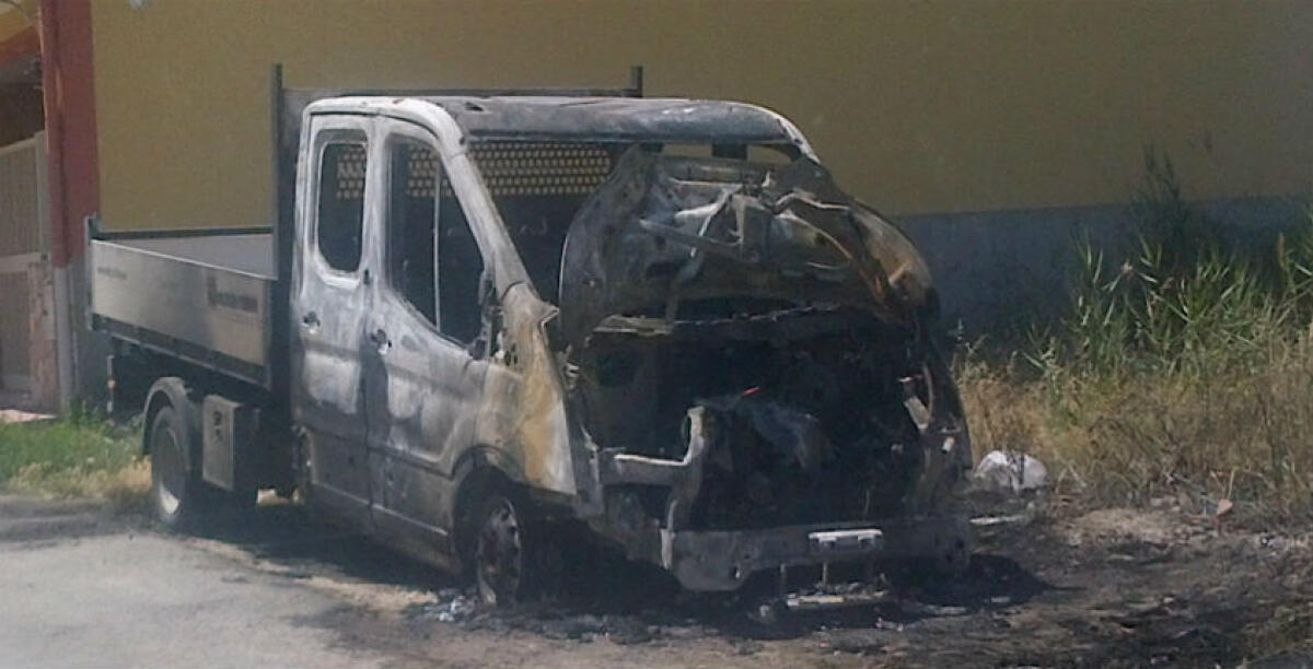 Doppio rogo nella notte, un furgone danneggiato a Settefarine e un'auto in fiamme in via Plinio - 