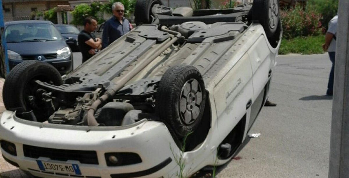 L'auto di servizio si ribalta in via Butera, dipendente comunale vittima di un incidente - 