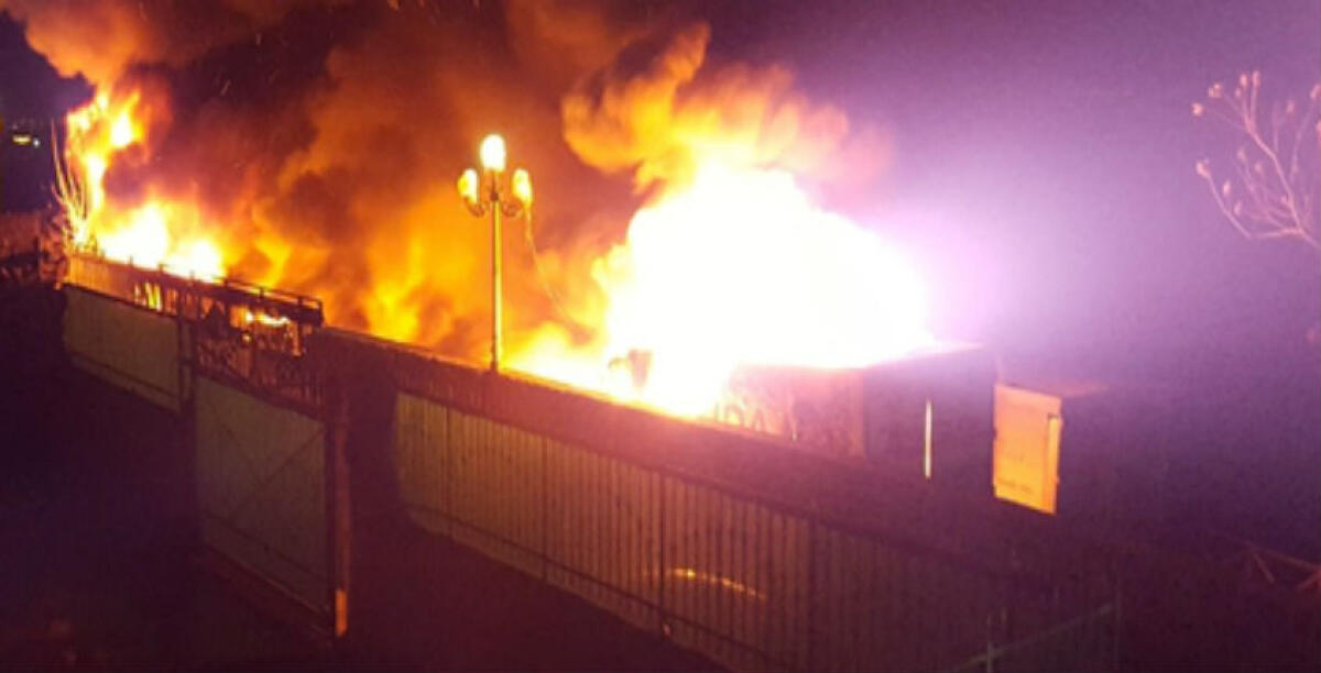 Un rogo sulla 117 bis, colpiti due mezzi pesanti: erano parcheggiati in una rimessa - 