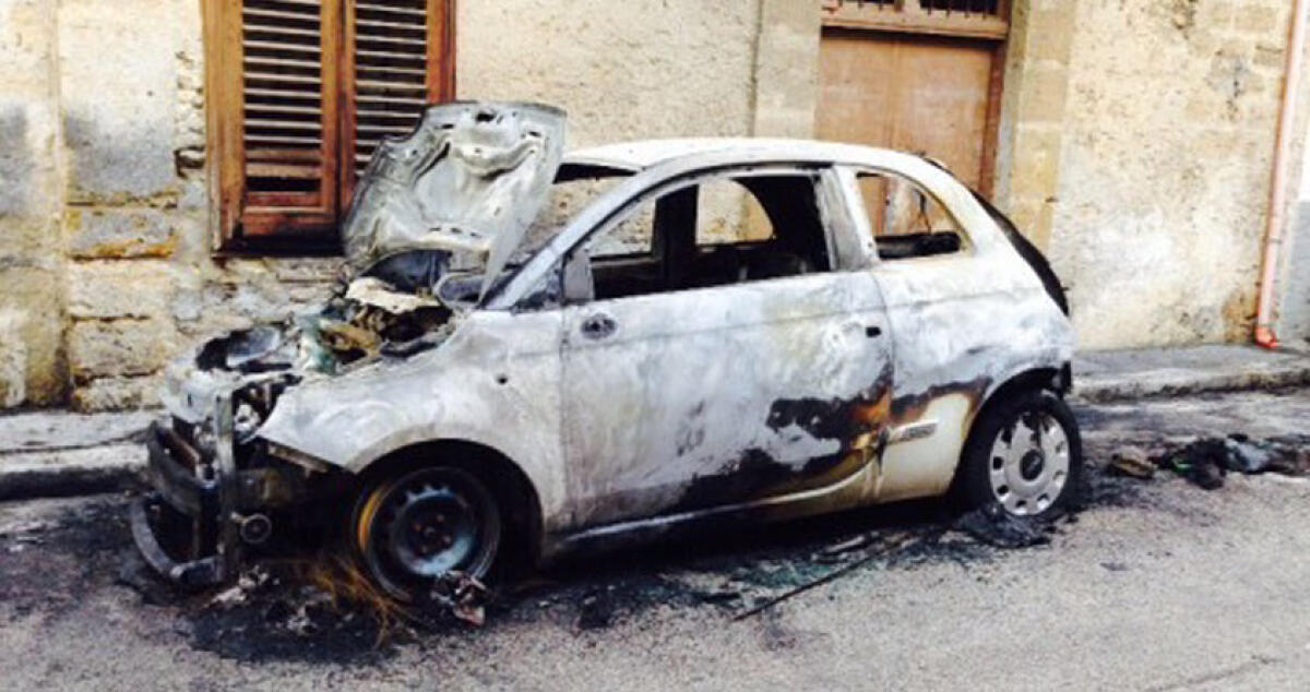 Secondo incendio in tre giorni, in fiamme l'auto di una donna ad Albani Roccella - 