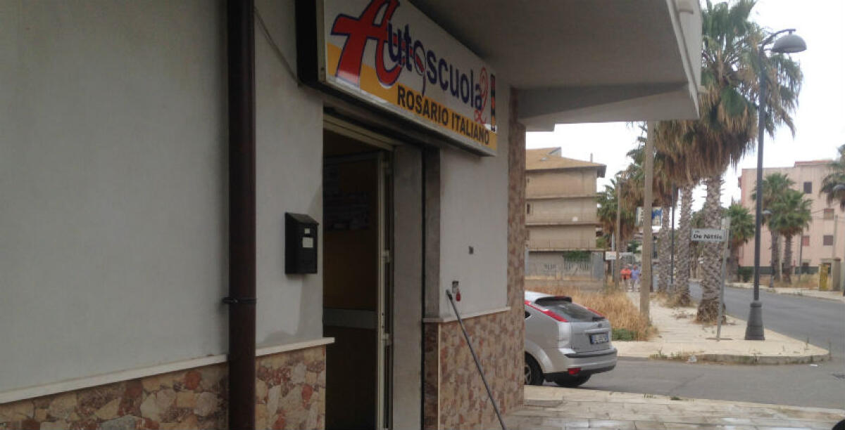 Fiamme all'autoscuola Italiano, il rogo nella notte a Settefarine: daneggiata la saracinesca -