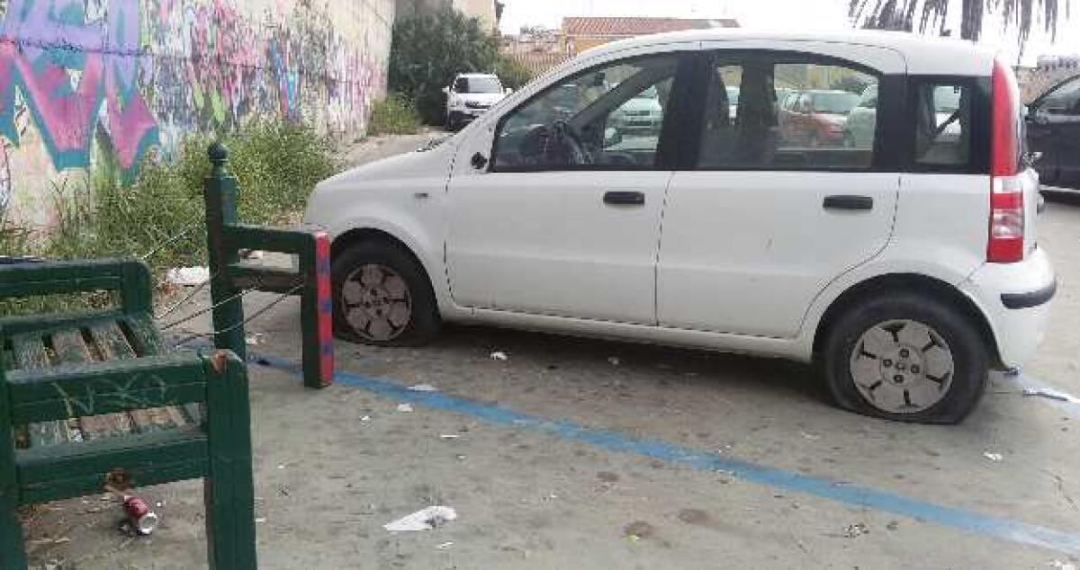 Finisce con l'auto sul marciapiede, paura per giovane automobilista in via Venezia - 