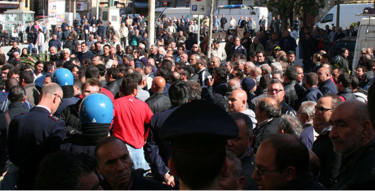 Area mercatale trasferita all'ex Asi, il Comune assediato dagli ambulanti: otto a processo - 