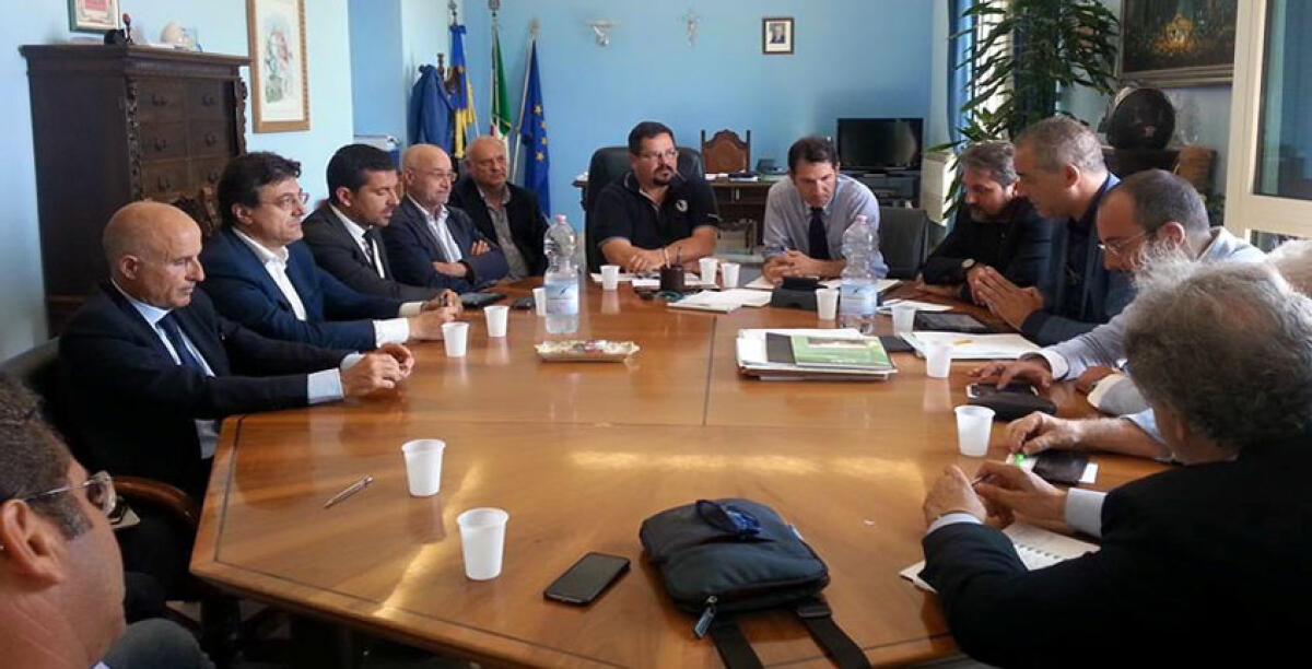 L'Eni presenta l'avvio dei lavori della Green Refinery ma tra gli operai c'è scetticismo - 