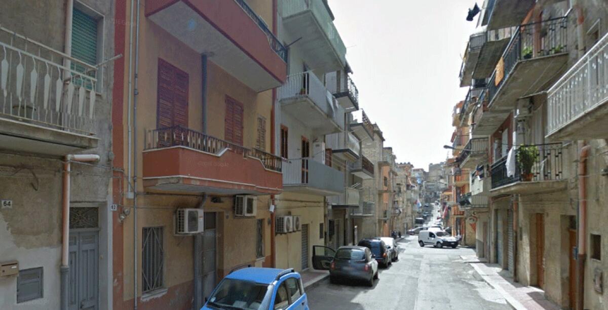 Rifiuti in fiamme in via Ischia, annerita la parete di una rosticceria: distrutta una Panda in via Crimea -