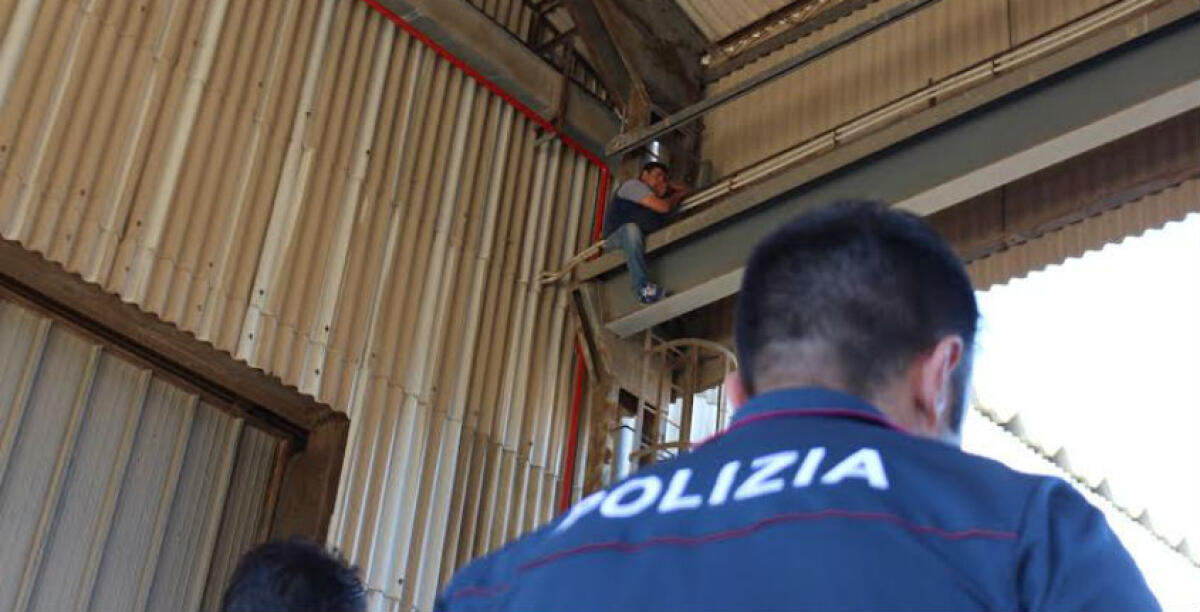 Tensione alla Smim, l'operaio scende dal traliccio: l'Inps verso il pagamento della cassa integrazione - 