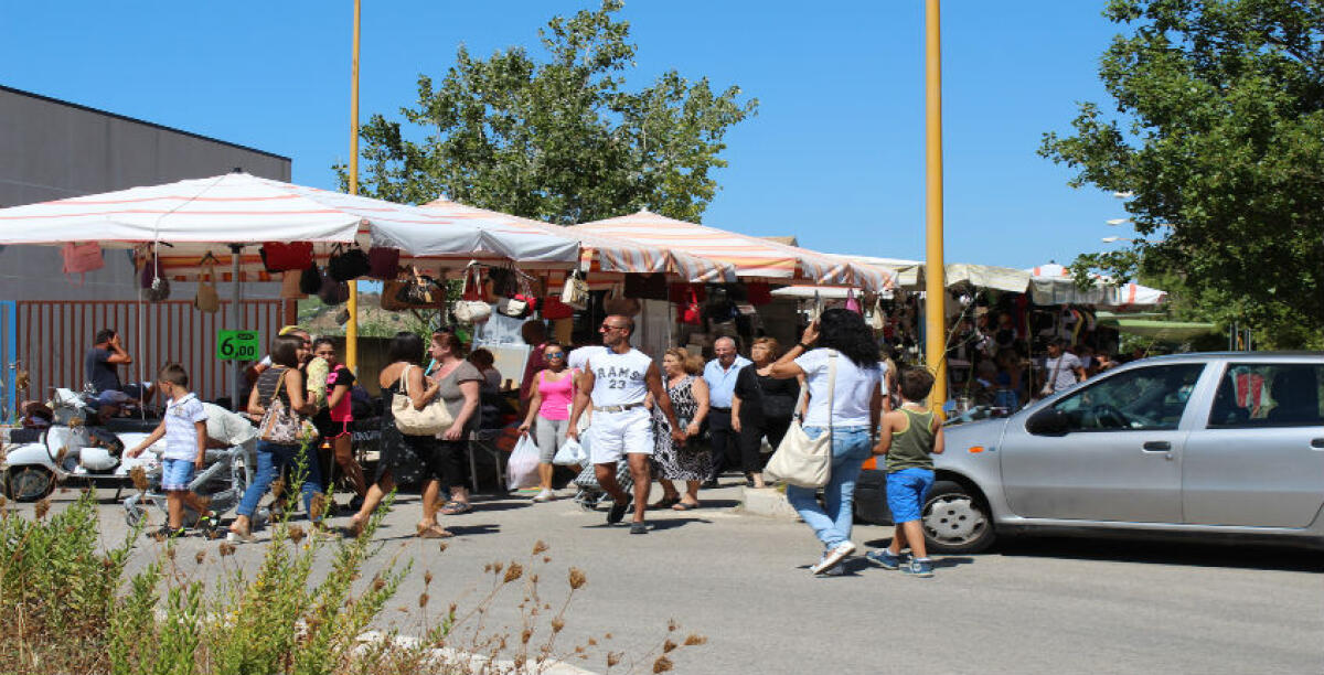 Derubate dei soldi e dei telefoni, "colpo" al mercato: prosciugato il conto di una delle donne - 