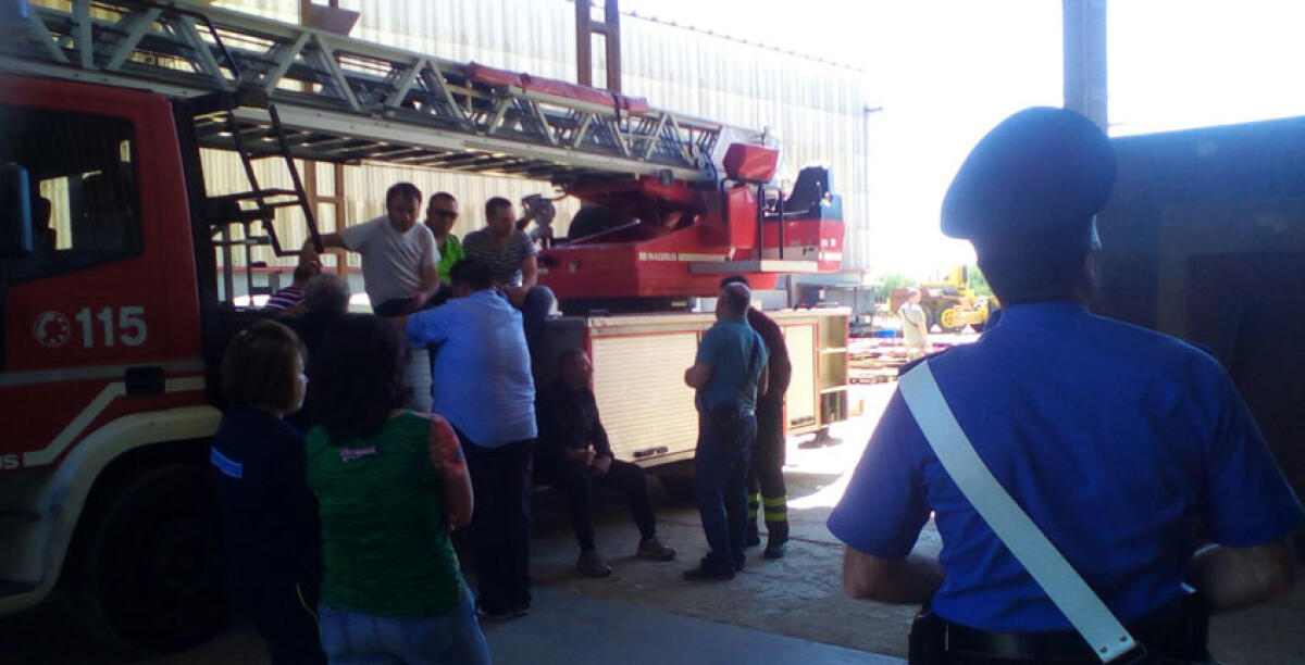 L'operaio della Smim ha trascorso la notte barricato sul carroponte, familiari in apprensione - 