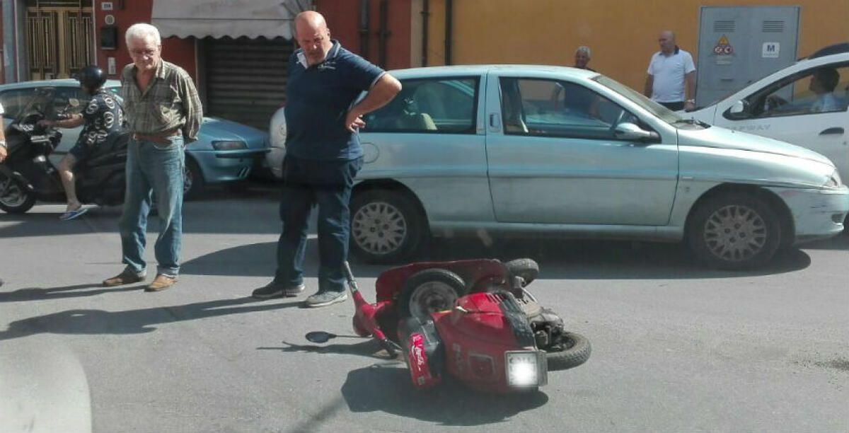 Scontro a Sant'Ippolito, ferito un anziano: la sua Vespa contro una Lancia - 