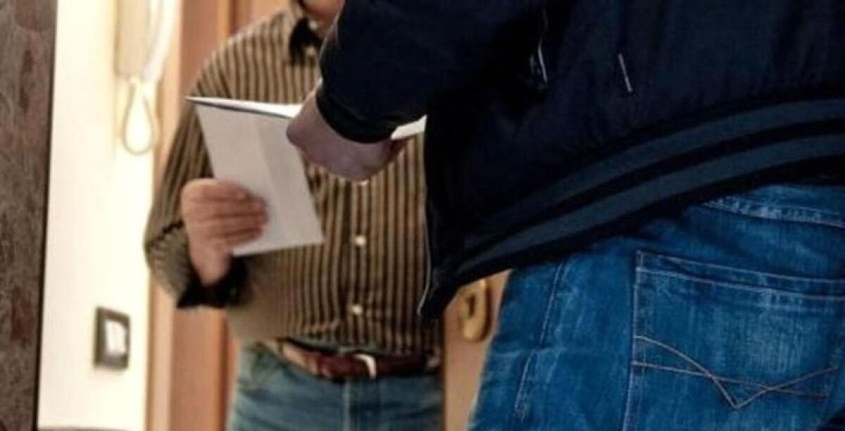 Dilagano le truffe agli anziani, pensionato derubato di 3000 euro da due abili uomini - 