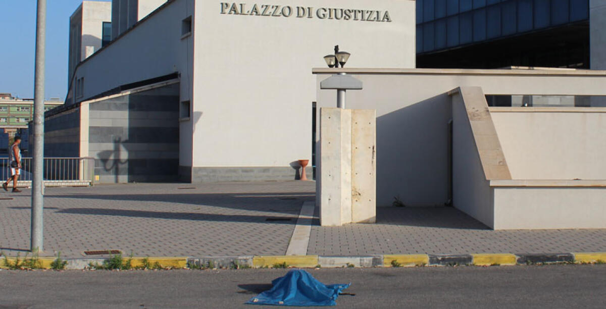 Cane morto davanti il tribunale, non si esclude un messaggio intimidatorio - 