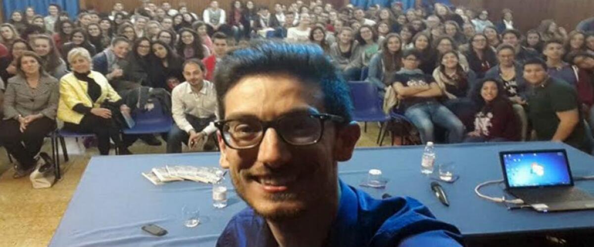 Simone Di Grandi alla libreria Mondadori presenta il saggio "Dipende da te" - 