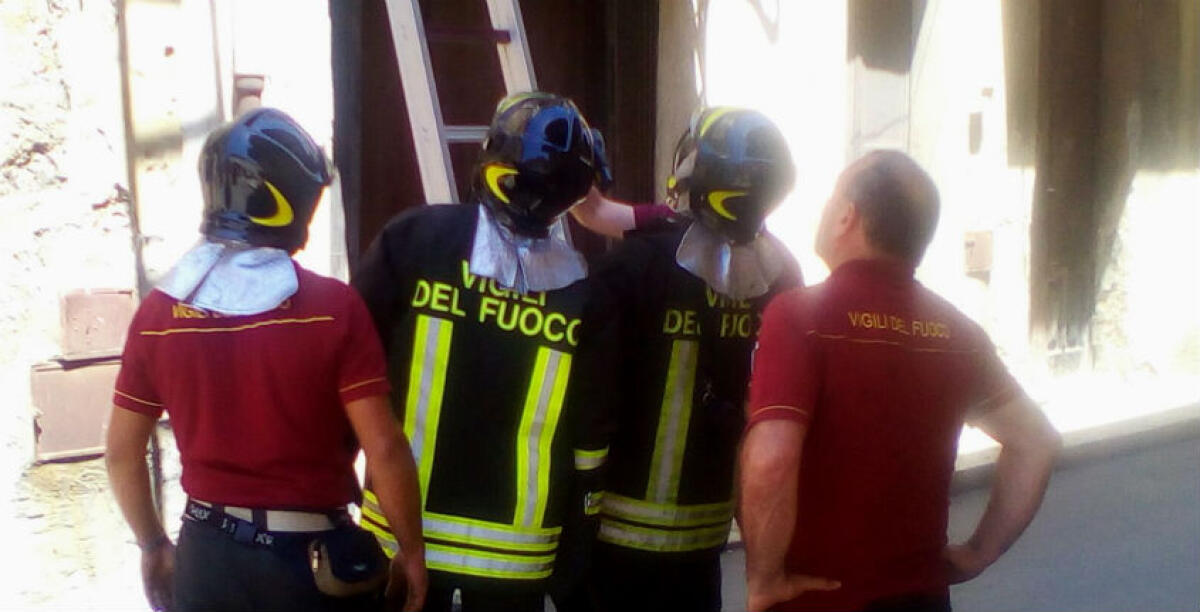 Un principio d'incendio in un'abitazione di via Cairoli, i soccorritori hanno evitato le fiamme - Immagini di repertorio