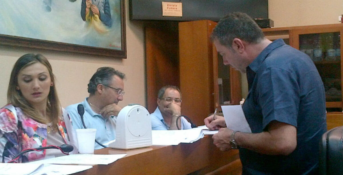 L'atto sul maxi debito Tekra non viene ritirato: non passa il gettone per i segretari di commissione - 